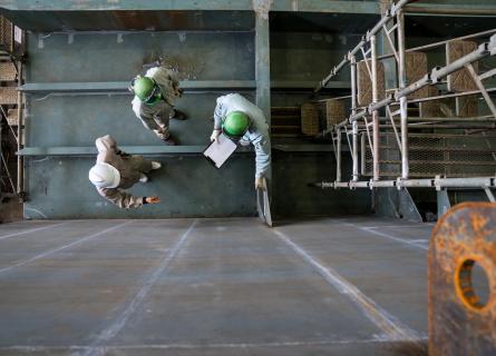 607_gettyimages-915132544 Safe collaboration EHS Machinery safety CE Marking green helmets from above construction workplace