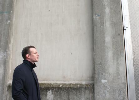 Martin Hallberg outside contrete sound efterklang