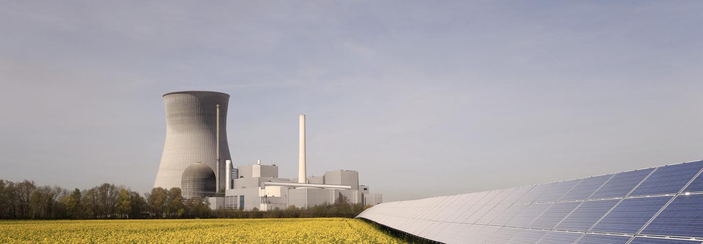 Jaderná elektrárna a solární panely na řepkovém poli
